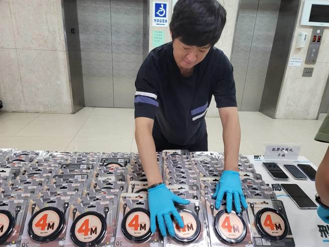 警方从传输线包装内查扣到200包K他命。(林郁平摄)