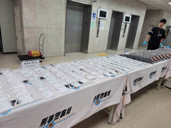 嫌犯自马来西亚邮寄包裹，内近千万元毒品。(林郁平摄)