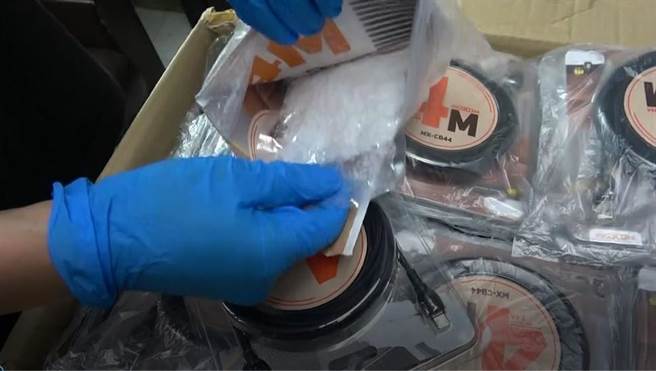 警方从传输线包装内查扣到200包K他命。(翻摄照片／林郁平台北传真)
