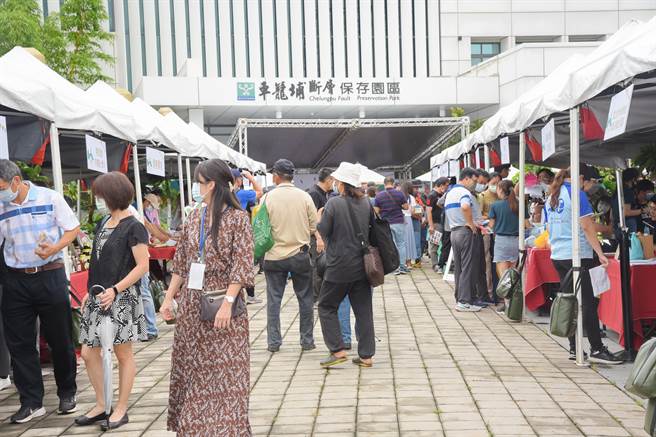 南投县政府17日在国立自然科学博物馆车笼埔断层保存园区举办「2023南投县结合观光产业户外海洋教育走读体验嘉年华暨成果发表会」。（南投县政府提供／冯惠宜台中传真）
