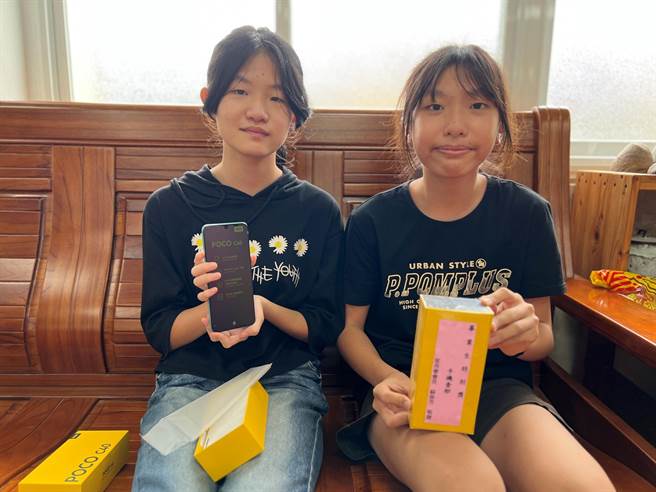 云林县斗南镇石龟国小毕业生，获赠智慧型手机非常开心。（民眾提供／张朝欣云林传真）