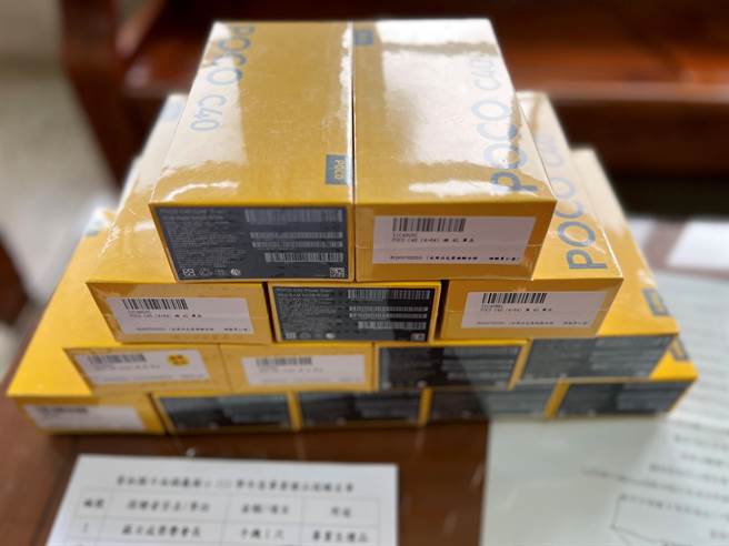 云林县斗南镇石龟国小购买14支智慧型手机，作为毕业生礼物。（民眾提供／张朝欣云林传真）