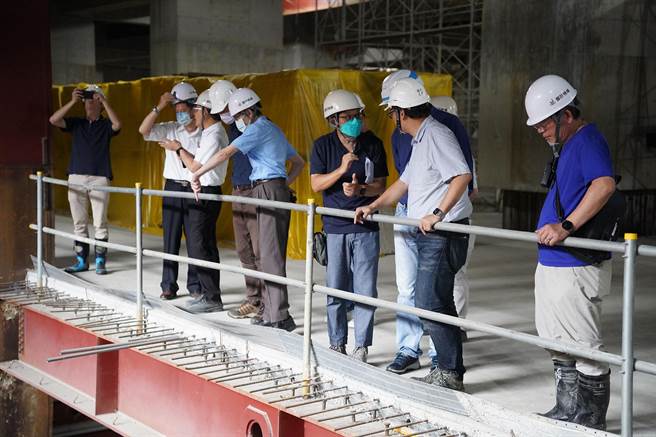 丰采520工地执行为期1个月的抢险计画，县府工务处、专案小组与台大团队第2次勘查工地，确认抢险依照计画进行。（新竹县政府提供／罗浚滨新竹传真）