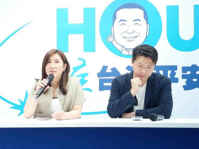 侯办发言人柳采葳（左）表示，不管是演讲或论坛他都会积极准备，不会特别针对一场论坛准备。（陈慰慈摄）