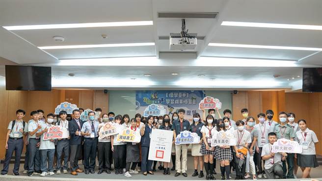 「优学台中学习成果博览会」17日盛大登场，高中职学生透过心得发表，分享课程学习成果。（台中市教育局提供／陈淑娥台中传真）