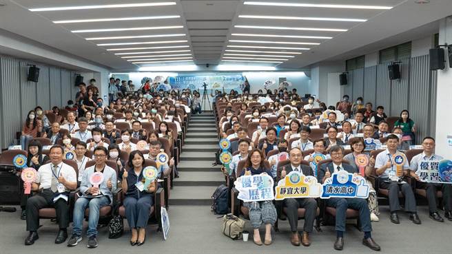 「优学台中学习成果博览会」17日盛大登场，高中职学生透过心得发表，分享课程学习成果。（台中市教育局提供／陈淑娥台中传真）