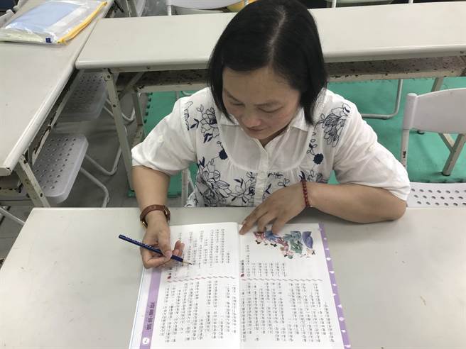 来自越南的阮氏梅同学，来台努力工作，不仅从摆摊发展为网路美食自营商外，还非常认真向学，并会教导许多越南新住民中文。（基隆市政府提供／徐佑升基隆传真）