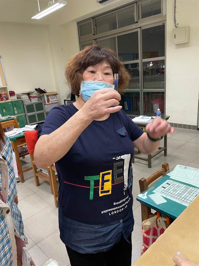 已经7旬的许巧同学，不因年龄而受限学习，相当热心，还会协助请假的同学准备讲义，跟上进度，充分展现「活到老，学到老」的精神。（基隆市政府提供／徐佑升基隆传真）