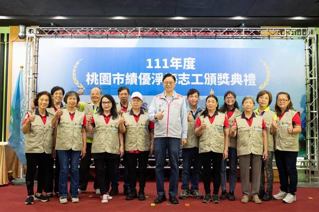 桃园市长张善政17日出席111年绩优净海志工颁奖典礼，表扬绩优净海志工。（蔡明亘摄）