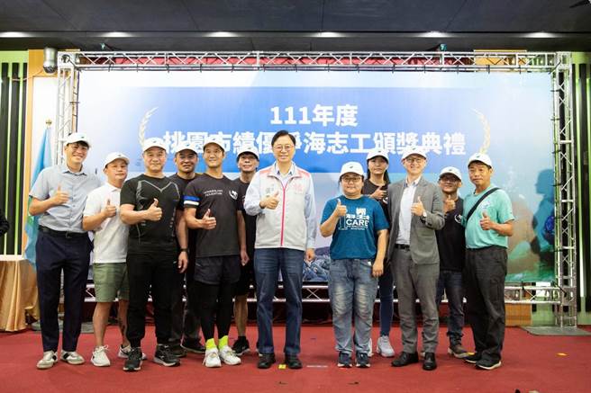 桃园市长张善政17日出席111年绩优净海志工颁奖典礼，表扬绩优净海志工。（蔡明亘摄）