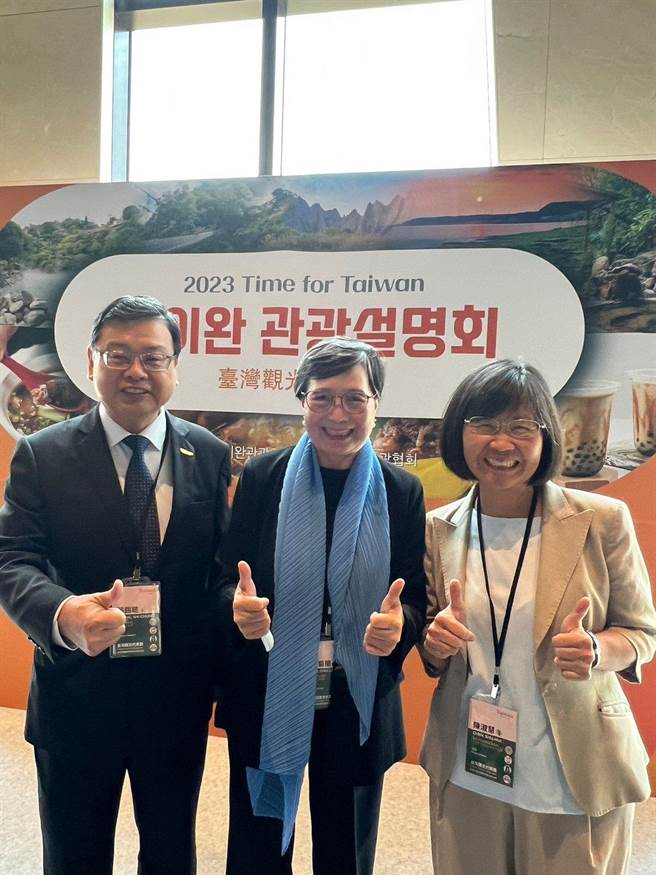 交通部观光局长张锡聪（左）、台湾观光协会长叶菊兰（中）与台北市观光传播局长陈淑慧（右）共同赴韩国首尔办理台湾观光推广会，中央、地方联手行销台湾及台北观光，争取韩国游客。（北市观传局提供／陈薏云台北传真）