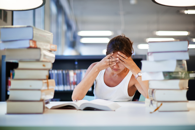 一名女网友常年在住家附近的图书馆读书，发现某科系的学生似乎课业特别繁重。（示意图／shutterstock）