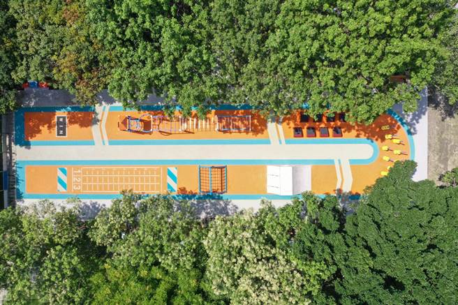 新庄体育园区阳光草坪旁的游戏场空拍照片。（新北市体育处提供）