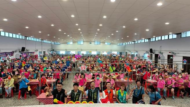 新北市莺歌公所为关怀辖内弱势儿少及独居长辈，于端午节前夕、今（17日）办理「艺起暖爱，莺歌端午爱相传」包粽活动。（莺歌区公所提供）