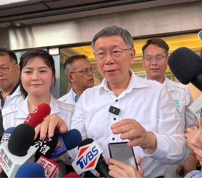 羅智強提政黨輪替大聯盟挨轟，民眾黨黨主席柯文哲今受訪時替其緩頰。（陳夢茹攝）