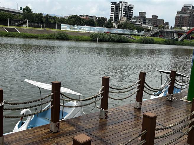北市松山区慈佑里长李祖民，长年争取里内锡口码头增设水上休閒游憩，但李透露，争取了8年，前市长柯文哲只弄来2只「先天不足，后天失调」的脚踩天鹅船。（陈薏云摄）