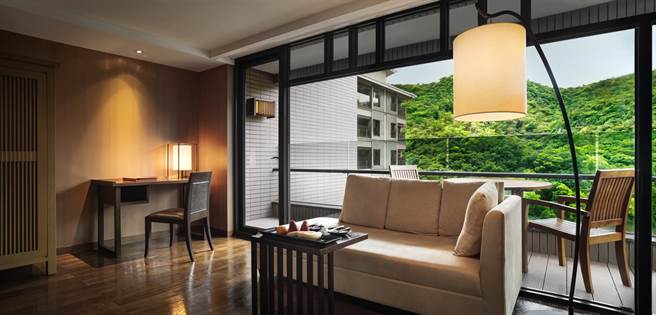 雅致客房与环翠为邻，端午佳节门外皆会挂上以五彩绳绑缚的粽型艾草香包。（北投丽禧温泉酒店提供）