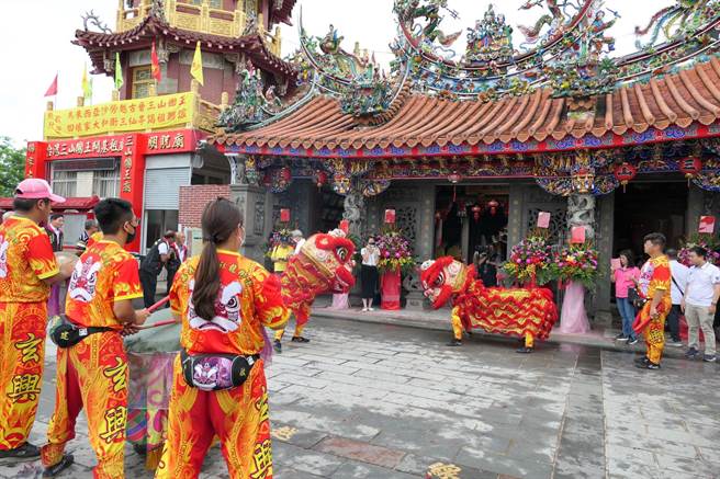 马来西亚三山国王分灵睽违6年回云林县大埤乡祖庙会香，地方出动各式阵头相迎。（张朝欣摄）