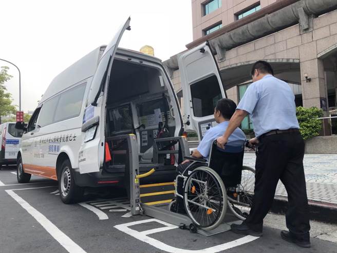 新北市除復康巴士外，還有長照交通車以及通用型計程車提供長者或身障者就醫服務。（交通局提供）