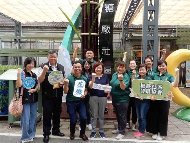 劳动部长许铭春今日特地到高雄旗山及六龟参访高雄市旗山区糖厂社区发展协会。（翻摄照片／高雄洪靖宜传真）