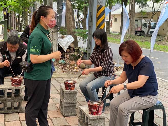 劳动部长许铭春今(17)日特地到高雄旗山及六龟参访高雄市旗山区糖厂社区发展协会体验椪糖