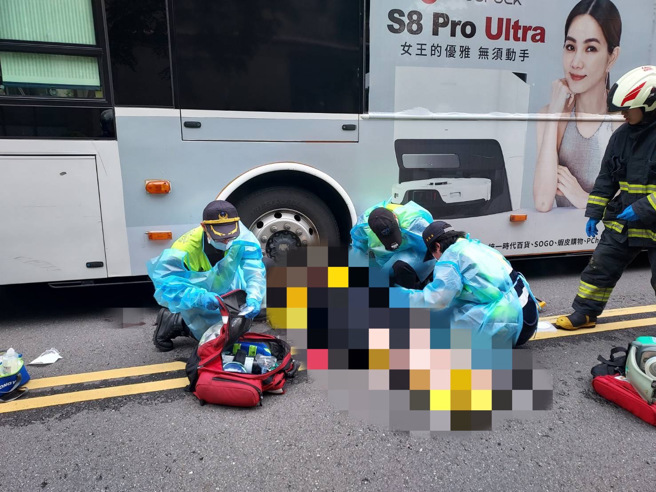 今（17）日下午15时左右板桥区中山路一段新府路口发生一起严重车祸，1名年约60几岁妇人骑机车与公车发生擦撞，妇人倒地后头部被公车压于地面无法动弹。（翻摄画面）