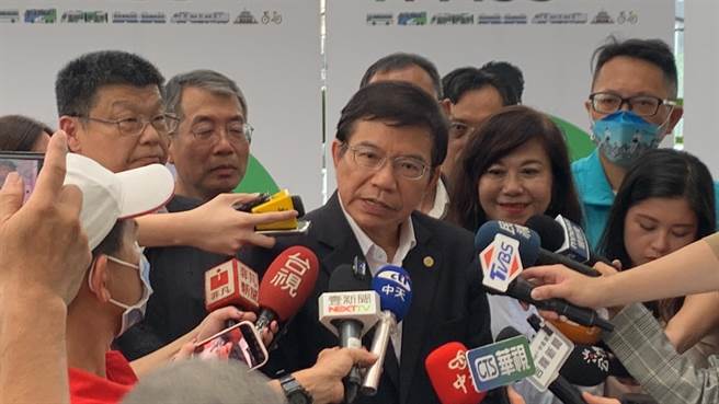 ▲交通部長王國材（中）受訪時表示，基隆通勤人口相當多，希望1200月票的方案可以減輕通勤族負擔，除了大眾運輸能節能減碳外，也希望能吸引民眾更願意移居基隆來通勤。至於基隆捷運經費延長還款部分，地方意見他也相當關切，需和行政院討論後，再與基隆市政府協調。（徐佑昇攝）