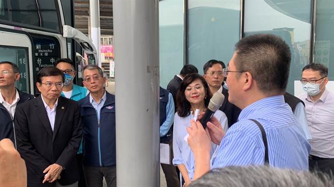 ▲國光客運代表向交通部長王國材（左二）說明營運情形。（徐佑昇攝）