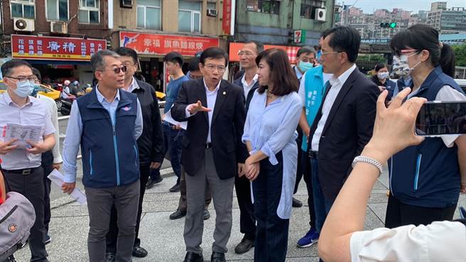 ▲交通部長王國材（左三）與副市長邱佩琳（右三）交流意見。（徐佑昇攝）