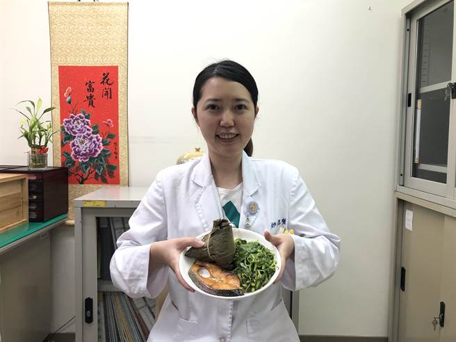 端午节传统习俗免不了要吃粽子，营养师指出粽子若没有定量食用恐掉入热量陷阱，分享健康吃粽的秘诀。（陈梦茹摄）