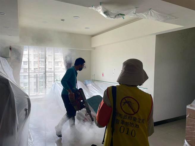 台南市登革热防治中心持续清除病媒蚊孳生源。（台南市登革热防治中心提供／洪荣志台南传真）