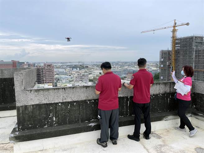 台南市登革热防治中心协请消防局针对不在户以无人机探查高处孳生源。（台南市登革热防治中心提供／洪荣志台南传真）