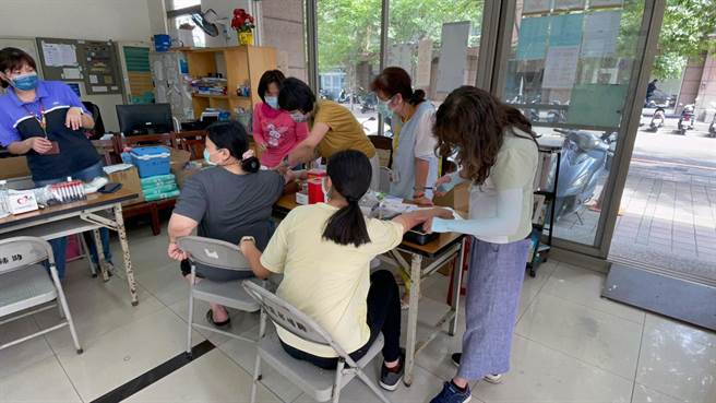 台南市「疫情热区」的社区民眾踊跃前往扩大採检站筛检。（台南市登革热防治中心提供／洪荣志台南传真）