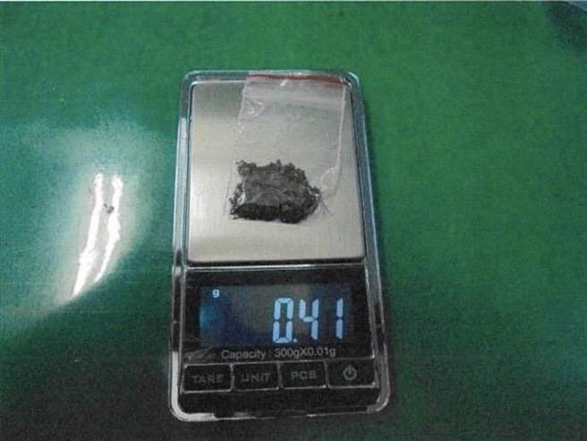 警方查當場獲大麻、毒咖啡包、K他命等毒品。(翻攝照片／林郁平台北傳真）