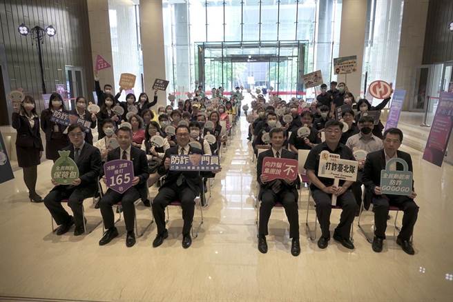 宣导活动邀请信义区里民一同到场共襄盛举，聆听信义分局侦查队分享常见诈骗手法及注意事项。(翻摄照片／林郁平台北传真）