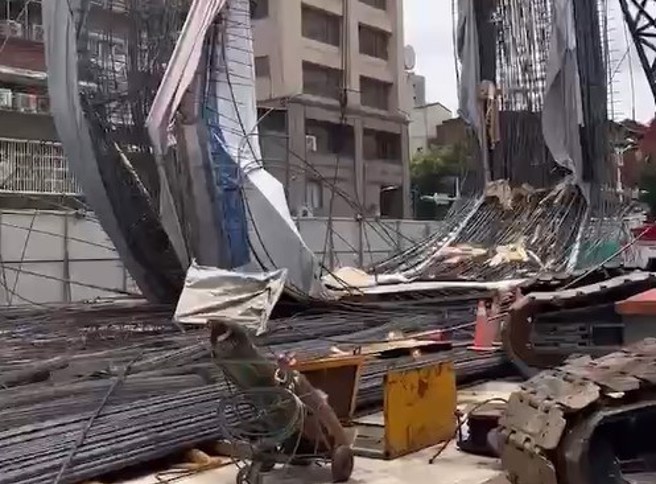 台北市太原路一处工地，16日上午在进行吊挂作业，疑似施工不慎导致上百条钢筋松脱，还砸中一辆车。（翻摄影片）
