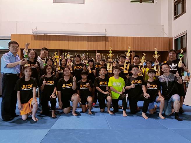 后里国小选手南征北讨，勇夺全国柔道锦标赛女童团体冠军，全校师生相当开心。（陈淑娥摄）