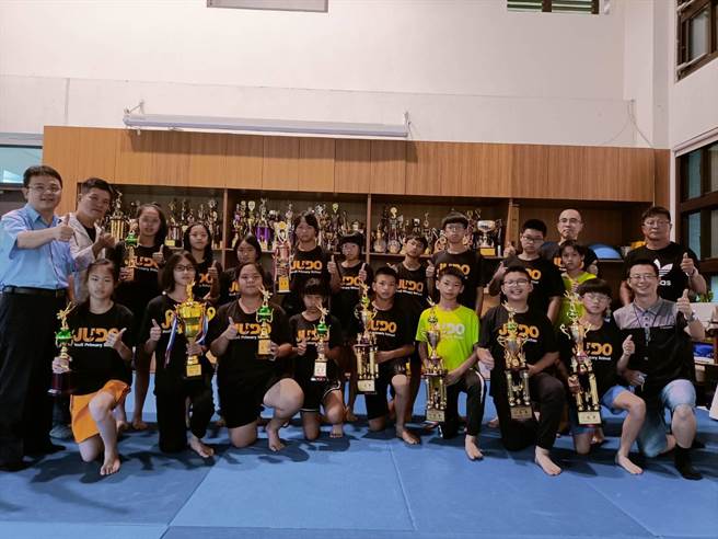 后里国小选手南征北讨，勇夺全国柔道锦标赛女童团体冠军，全校师生相当开心。（陈淑娥摄）