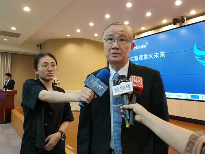 台大前校长杨泮池在会前接受媒体联访。(李侑珊摄)