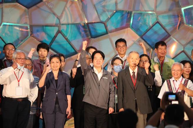 赖清德今天花莲谈到要以交通做为东部首要解决的问题，并强调花莲与冲縄石垣通航，为东部农产开拓出路。（王志伟摄）