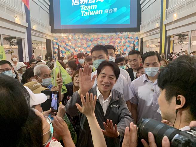 花莲县信赖台湾之友会今成立，赖清德会后步出会场，与支持者拍手鼓励。（王志伟摄）