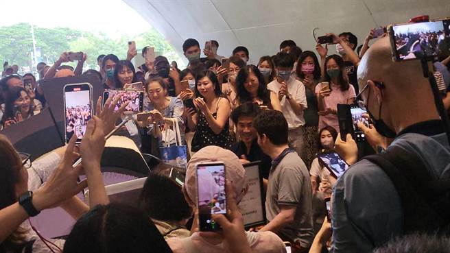 鋼琴家劉曉禹和指揮家拉哈夫．沙尼今天傍晚在衛武營國家表演藝術中心快閃彈琴，不少觀眾早早就來卡位。（李欣恬攝）