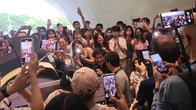 鋼琴家劉曉禹和指揮家拉哈夫．沙尼今天傍晚在衛武營國家表演藝術中心快閃彈琴，一出場現身觀眾便開始歡呼，並且紛紛拿出手機，現場有如演唱會，一片手機海。（李欣恬攝）