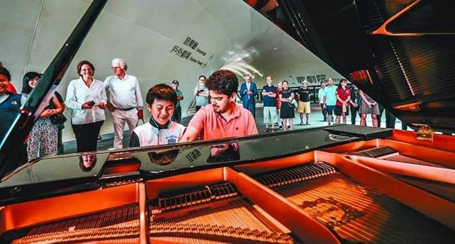 2019年鹿特丹愛樂來台的時候，拉哈夫．沙尼也曾在這台鋼琴上快閃演出，對比當時的畫面，觀眾拉開距離來，愜意地聆聽和欣賞，這次群眾可說是簇擁而上，近距離聆聽音樂。（衛武營國家藝術文化中心提供）