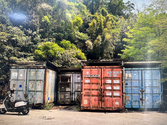 今年4月间新北市泰山区柯厝坑上发生一起窃案，2名窃嫌（黄男51岁，詹男28岁）于深夜2时许摸黑进入一处铁皮货柜，窃走2台故障发电机，物主发现后急忙报警。（图／警方提供）