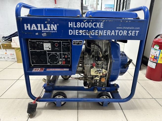 今年4月间新北市泰山区柯厝坑上发生一起窃案，2名窃嫌（黄男51岁，詹男28岁）于深夜2时许摸黑进入一处铁皮货柜，窃走2台故障发电机，物主发现后急忙报警。（图／警方提供）