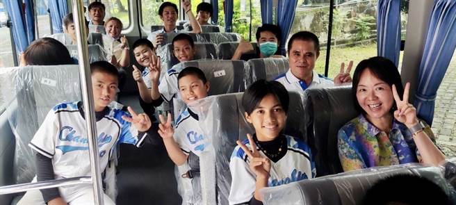 台东县长滨国小学生开心试乘新型交通车，在稻浪与海浪之间的通学之路将不再遥远。（台东县政府提供／萧嘉蕙台东传真）