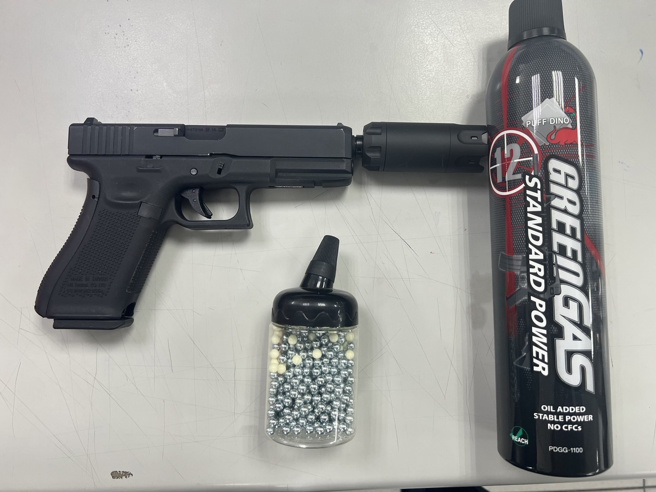 47岁李姓男客人持空气枪扫射大门。（图／警方提供）