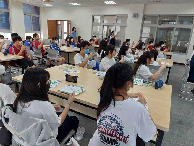 桃园市大溪高中推出趣味手语课程，吸引许多学生参与。（教育局提供／蔡明亘桃园传真）