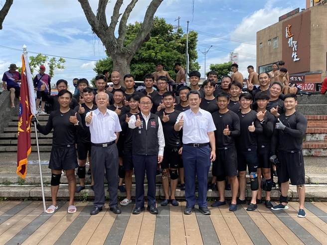 桃园市警察局长吴坤旭16日前往龙潭大池，为桃警团队授旗勉励。（翻摄照片／蔡明亘桃园传真）